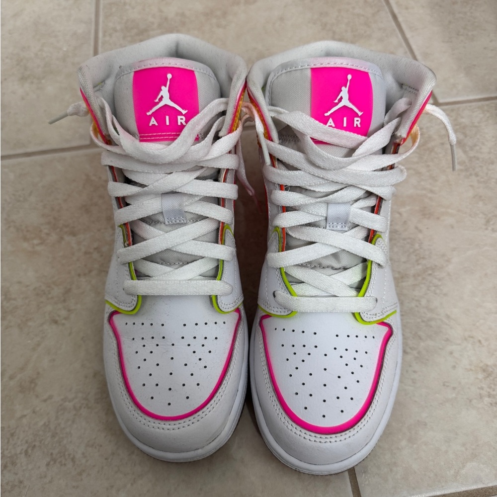 Air Jordan 1 Mid SE GS ‘Edge Glow’